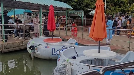 உதகை படகு இல்லத்தில் நிறுத்திவைக்கப்பட்டுள்ள மின்சார படகுகள்.