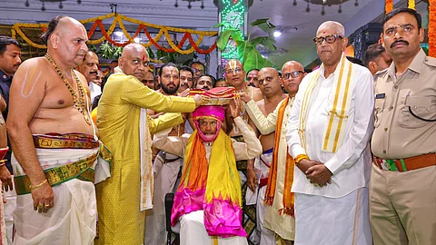 ஆந்திர முதல்வர் சந்திரபாபு நாயுடு, திருமலை கோயிலில் ஸ்ரீவாரி பிரம்மோற்சவத்தின் போது, ​​மாநில அரசு சார்பில் ஸ்ரீவெங்கடேசப் பெருமாளுக்கு பட்டு வஸ்திரம் சமர்ப்பித்து வழிபாடு நடத்தினார்.