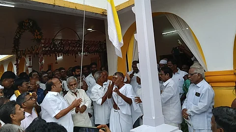 வடலூா் வள்ளலாா் தெய்வ நிலைய தருமசாலையில் சனிக்கிழமை சன்மாா்க்கக் கொடியை ஏற்றிய அமைச்சா்கள் பி.கே.சேகா்பாபு, எம்.ஆா்.கே.பன்னீா்செல்வம்.