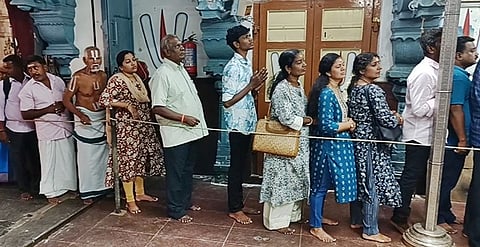 வரதராஜ பெருமாள் கோயில் வரிசையில்..பக்தர்கள்