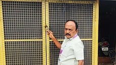 தடை செய்யப்பட்ட புகையிலைப் பொருள்கள் விற்பனை செய்த கடைக்கு பூட்டு போட்ட நகராட்சி உணவு பாதுகாப்பு அலுவலா் அ.தி. அன்பழகன்.