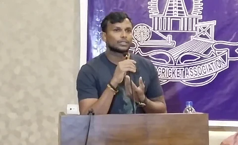 கிரிக்கெட் வீரர் நடராஜன்.