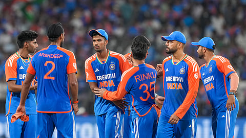 வங்கதேசத்தை வீழ்த்திய மகிழ்ச்சியில் இந்திய அணியினர்.