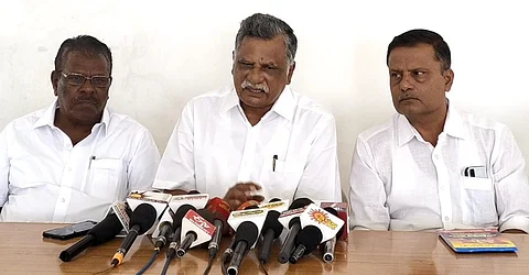 கோவையில்  ஞாயிற்றுக்கிழமை செய்தியாளர்களுக்கு பேட்டியளித்த இந்திய கம்யூனிஸ்ட் கட்சியின் மாநிலச் செயலாளா் இரா.முத்தரசன்,