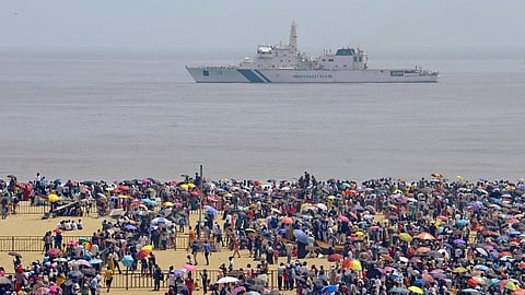 விமானப் படை சாகச நிகழ்ச்சி: லட்சக்கணக்கானோர் கண்டுகளிப்பு!