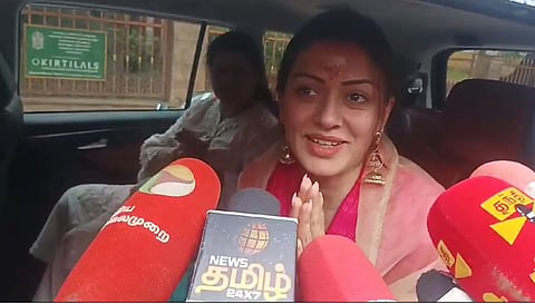 மதுரை மீனாட்சி சுந்தரேசுவரா் கோயிலில் சாமி தரிசனம் மிகவும் மகிழ்ச்சியாக இருக்கின்றது என செய்தியாளர்களிடம்  கூறிய நடிகை ஹன்சிகா மோத்வானி.