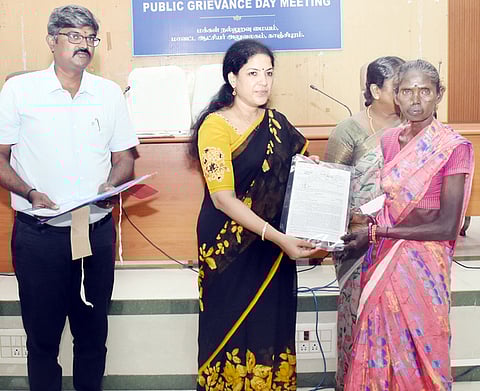 பயனாளிகளுக்கு மனைப் பட்டாக்களை வழங்கிய ஆட்சியா் கலைச்செல்வி மோகன்.