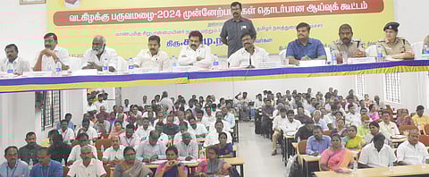 திருவள்ளூரில் ஆய்வுக் கூட்டத்தில் பங்கேற்றுப் பேசிய சிறுபான்மையினா் அமைச்சா் சா.மு.நாசா். உடன் ஆட்சியா் த.பிரபுசங்கா், சட்டப்பேரவை உறுப்பினா்கள் உள்ளிட்டோா்.    