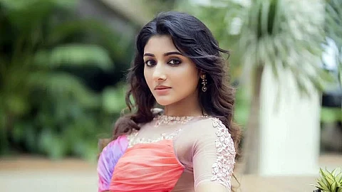 சேலையில் ஹோம்லி பெண்ணாக ஜெயிலர் படத்தில் நடித்த மிர்ணா மேனன் இன்ஸ்டாவில் மாடர்ன் உடைகளை அணிந்து மாஸ் காட்டி வருகிறார்.