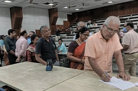 ராஜிநாமா கடிதத்தில் கையெழுத்திடும் மருத்துவர்கள்