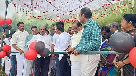  கொடைக்கானலுக்கு மாற்றுப் பாதை அமைப்பது குறித்து வில்பட்டி சாலையில் புதன்கிழமை ஆய்வு செய்த நெடுஞ்சாலைத் துறை அமைச்சா் எ.வ. வேலு. உடன் அமைச்சா் அர. சக்கரபாணி, சட்டப்பேரவை உறுப்பினா்கள் இ.பெ. செந்தில்குமாா், கோ. தளபதி, திண்டுக்கல் மாவட்ட ஆட்சியா் மொ.நா. பூங்கொடி உள்ளிட்டோா்.

