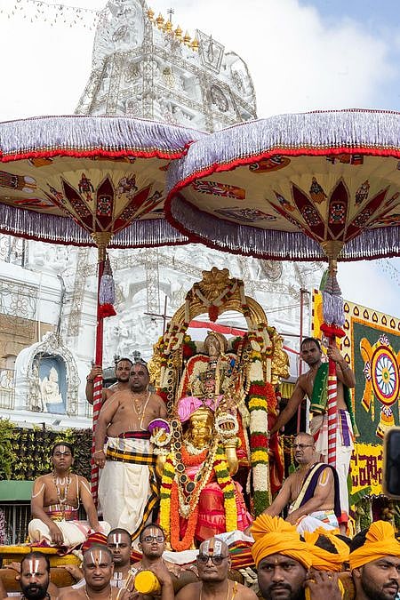 அனுமந்த வாகனத்தில் கோதண்டராமராய் மாடவீதியில் வலம் வந்த மலையப்ப சுவாமி.