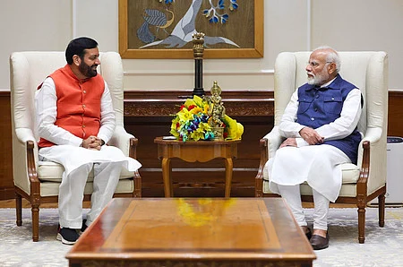 பிரதமா் நரேந்திர மோடி,யை தில்லியில் புதன்கிழமை சந்தித்து ஆலோசனை மேற்கொண்ட ஹரியாணா முதல்வா் நாயப் சிங் சைனி.
