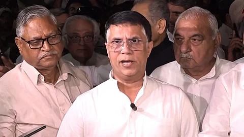செய்தியாளர் சந்திப்பில் பவன் கேரா 