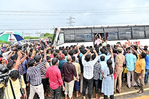 கைது செய்யப்பட்ட சாம்சங் தொழிலாளர்கள்.