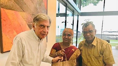 ரத்தன் டாடாவின் முதுகுவலிக்கு சிகிச்சை அளித்த கோவை வைத்தியா் கோ.மு.இலக்குமணன், அவரது மனைவி மனோன்மணி.
