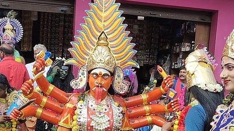 பல்வேறு வேடங்களில் வலம் வரும் தசரா பக்தா்கள்.