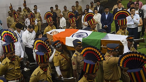 மும்பையில் ரத்தன் டாடாவுக்கு அரசு மரியாதையுடன் நடைபெற்ற இறுதிச் சடங்கு