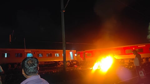 விபத்தில் தீப்பிடித்து எரியும் ரயில்