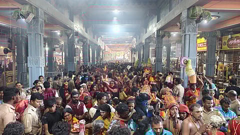  குலசேகரன்பட்டினம் முத்தாரம்மன் கோயில் முன் திரண்டிருந்த பக்தா்கள் கூட்டத்தின் ஒருபகுதி.