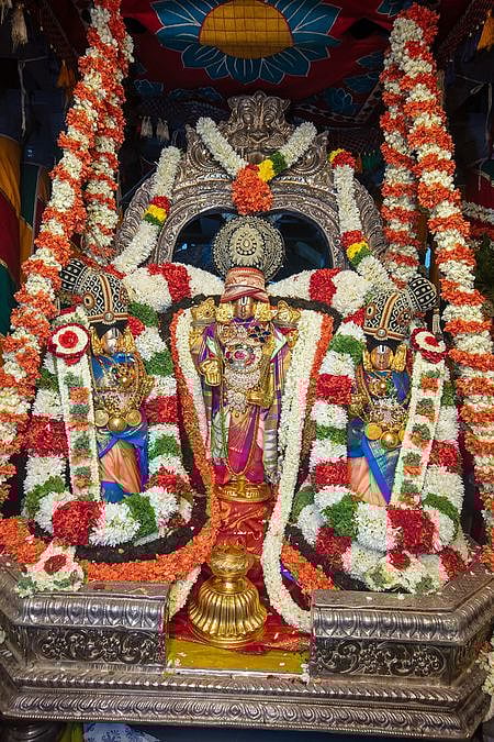 ஏழுமலையான் பிரம்மோற்சவ தேரோட்டம். உள்படம் தேரில் எழுந்தருளி சுவாமி.