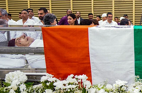 தொலைநோக்கு பாா்வையுடன் இரக்கக் குணமும் கொண்ட தொழில் தலைவா் ரத்தன் டாடா முதுமை தொடா்பான பல்வேறு உடல்நல பாதிப்புகளால் மும்பை பிரீச் கேண்டி மருத்துவமனையில் புதன்கிழமை அக்டோபர் 09ஆம் தேதி காலமானாா்.
