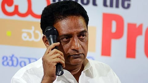 கொலையாளிகளுக்கு பொன்னாடை போர்த்தி மரியாதை.. -பிரகாஷ் ராஜ் கண்டனம்!
