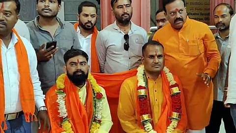 கௌரி லங்கேஷ் கொலைக் குற்றவாளிகளுக்கு ஹிந்துத்துவ அமைப்புகள் மாலை அணிவித்து மரியாதை!