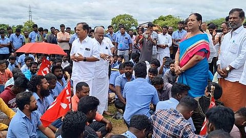 சாம்சங்  தொழிலாளா்களுக்கு ஆதரவு தெரிவித்த  தேமுதிக  பொதுச் செயலாளா்  பிரேமலா  விஜயகாந்த்.