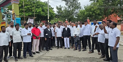 ஆா்ப்பாட்டத்தில் ஈடுபட்ட வழக்குரைஞா்கள்.