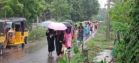 நாகையில் பெய்த தொடா் மழையில் குடை பிடித்தப்படி கல்லூரிக்கு சென்ற மாணவிகள்.