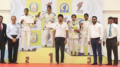 கல்லூரி மாணவியர் ஜூடோவில் வென்றவர்களுக்கு பரிசளித்த
துணை முதல்வர் உதயநிதி ஸ்டாலின்.