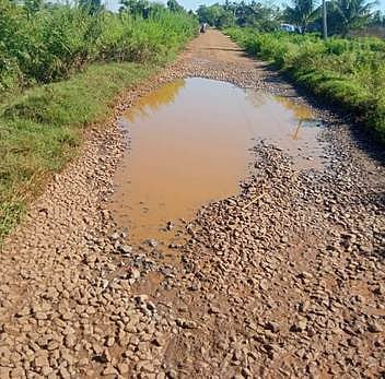 பருவ மழையில் சேதமடைந்து காணப்படும் மலைமேடு-பாடகம் கிராமச் சாலை.