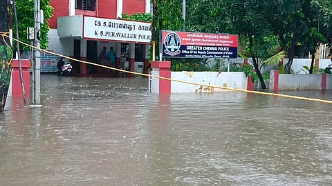 மழை நீரில் மூழ்கியுள்ள பெரவள்ளூர் கே 5 காவல் நிலையம்.