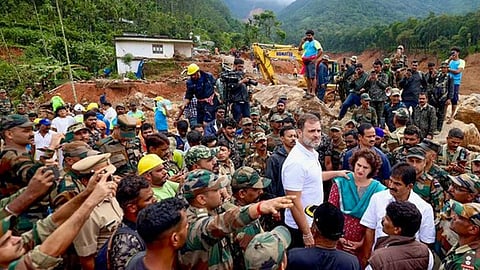 வயநாட்டில் நிலச்சரிவு ஏற்பட்ட பகுதிகளில் ராகுலுடன் பிரியங்கா காந்தி 