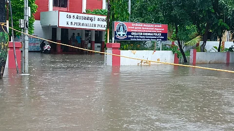 சென்னையில் பெய்து வரும் கனமழையில் மூழ்கிய காவல் நிலையம்.