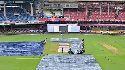 மழையால் கவர் போட்டு மூடப்பட்டுள்ள மைதானம்