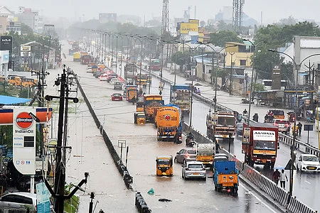 சென்னையில் செவ்வாய்க்கிழமை பெய்த கனமழையால் தேங்கிய நீர்.