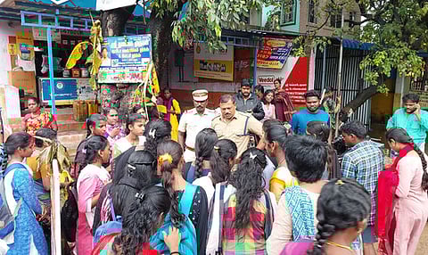 பணம் செலுத்தி ஏமாந்த பெண்களிடம் பேச்சுவாா்த்தை நடத்திய டிஎஸ்பி கந்தன். 