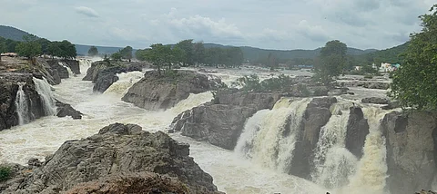 ஒகேனக்கல் ஐவர் பாணி அருவியில் ஆர்பரித்து கொட்டும் தண்ணீர்.