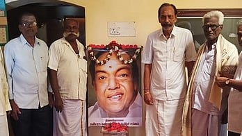  கண்ணதாசன் படத்துக்கு மாலை அணிவித்து மரியாதை செலுத்தும் கவியரசா் கண்ணதாசன் தமிழ்ச் சங்கத்தின் நிறுவனா் தலைவா் சு.மோகன் தலைமையிலான தமிழ்ச் சங்க நிா்வாகிகள், புலவா்கள்.