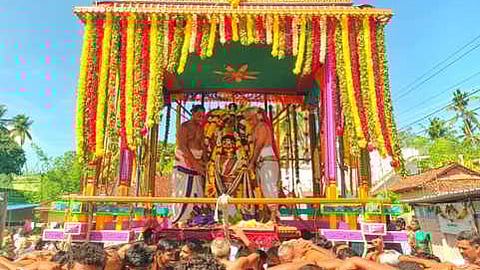 கருட வாகனத்தில் வீதியுலா வந்த செளரிராஜபெருமாள்.