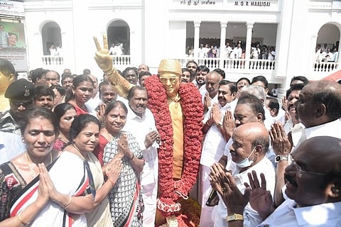 அதிமுக 53-ஆம் ஆண்டு விழாவையொட்டி, எம்ஜிஆா், ஜெயலலிதா சிலைகளுக்கு மாலை அணிவித்து மரியாதை செலுத்திய கட்சியின் பொதுச்செயலா் எடப்பாடி பழனிசாமி.