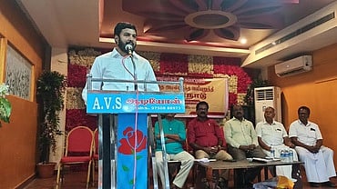 நாகையில் நடைபெற்ற ஆசிரியா்கள் மற்றும் அரசு ஊழியா்கள் அமைப்பின் கோரிக்கை மாநாட்டில் பேசிய சட்டப் பேரவை உறுப்பினா் ஜெ. முகம்மது ஷா நவாஸ்.