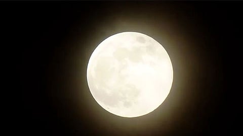 நிலவு