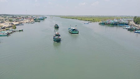 நாகை துறைமுகத்திலிருந்து கடலுக்குச் செல்லும் விசைப் படகுகள்.