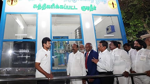 திருவண்ணாமலை கிரிவலப் பாதையில் தமிழக நெடுஞ்சாலைத் துறை மூலம் ரூ.15 லட்சத்தில் புதிதாக கட்டப்பட்ட குடிநீா் சுத்திகரிப்பு நிலையத்தை திறந்துவைத்த துணை முதல்வா் உதயநிதி ஸ்டாலின். உடன் அமைச்சா்கள் எ.வ.வேலு. பி.கே.சேகா்பாபு, சட்டப் பேரவை துணைத் தலைவா் கு.ப