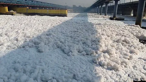 ரசாயன கழிவு கலப்பு காரணமாக தில்லியின் முக்கிய நீர் ஆதாரமான யமுனை ஆறு அதிகளவில் மாசடைந்து ஆற்றின் பல பகுதிகள் வெள்ளை நிறத்தில் போர்வையாக காட்சியளிக்கிறது.