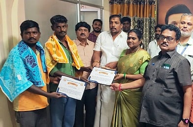 திருமங்கலத்தில் குப்பையில் கிடந்த தங்க மோதிரத்தை எடுத்து ஒப்படைத்த நகராட்சி ஒப்பந்தப் பணியாளா்களை பாராட்டிய நகா்மன்றத் தலைவா் ரம்யாமுத்துகுமாா், துணைத் தலைவா் ஆதவன் அதியமான் உள்ளிட்டோா்.