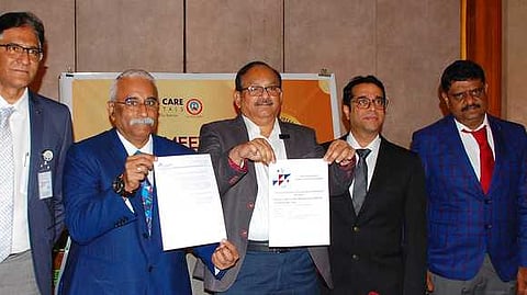 உலகத் தரச் சான்றுடன் ராயல் கோ் மருத்துவமனையின் தலைவா் டாக்டா் மாதேஸ்வரன்  மற்றும் மருத்துவக் குழுவினா்.